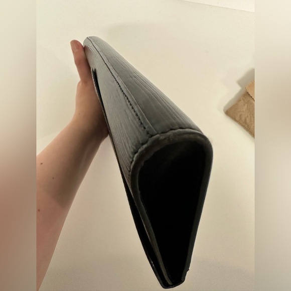 BEAUTIFUL! Vintage Louis Vuitton Epi Leather Clutch, Wallet and Dust bag Bundle! - Picture 4 of 11